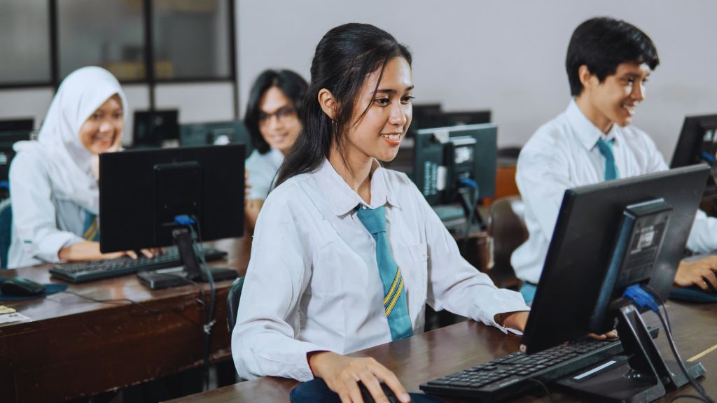 Siswa Belajar komputer.png
